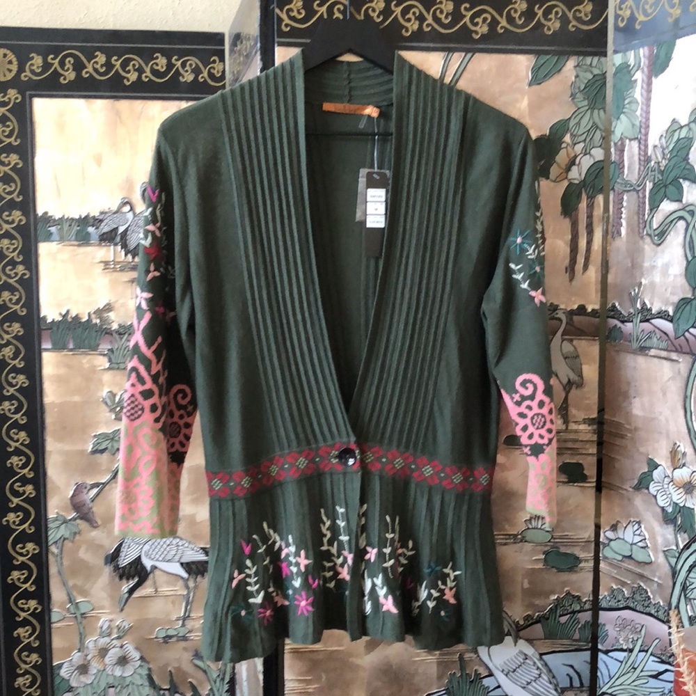 New…Bellini…light sweater great for office/everyday wear..very elegant